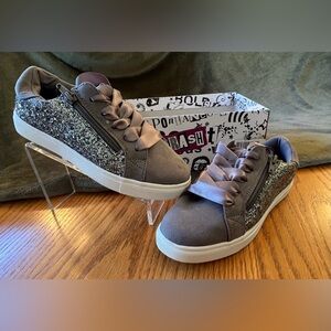 NWT & Box Brash Size 2 Grey w/Sparkles Sammy Low Gym Shoes